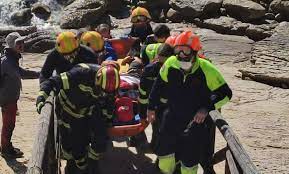 Bomberos, Guardia Civil, y Policía Local de El Campello rescatan a un senderista accidentado en una zona escarpada de la costa a la altura de Venta Lanuza