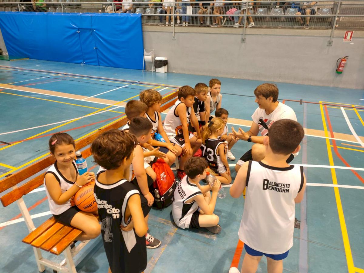Los más pequeños del Club Baloncesto El Campello celebran sus primeros partidos