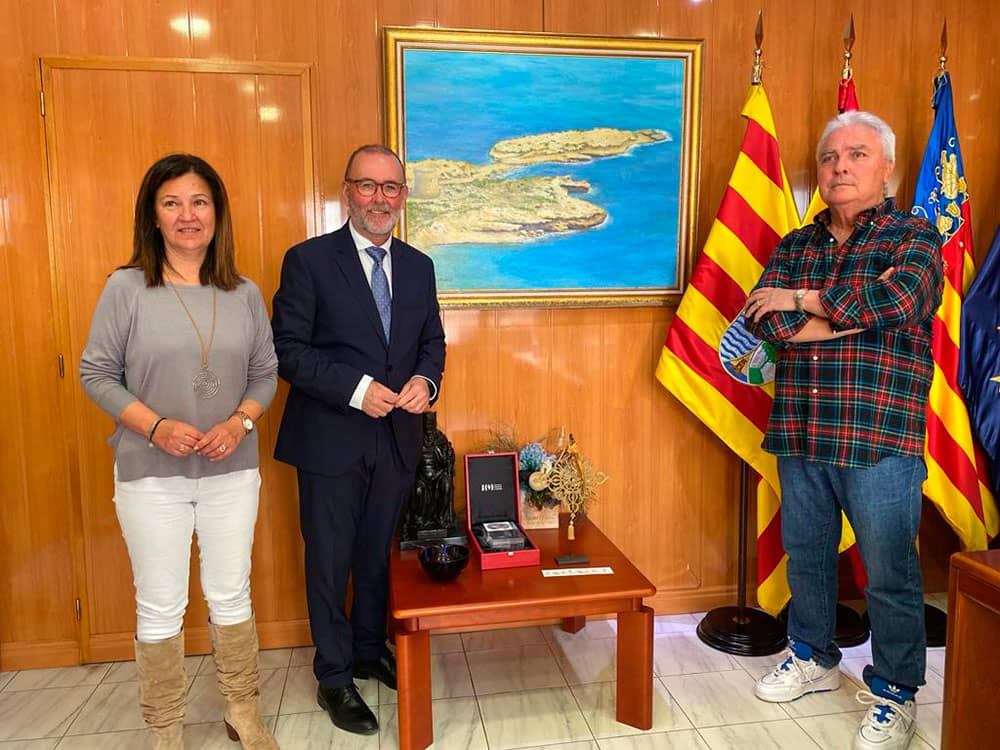 Antonio Cañadas dona al Ayuntamiento el lienzo “L’Illeta”