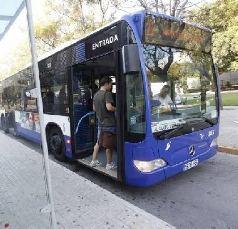 El pleno de El Campello aprueba solicitar al Consell mejoras y nuevas rutas de autobús interurbano